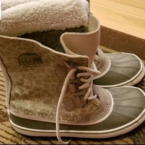 Sorel Green and Beige Waterproof Boots.